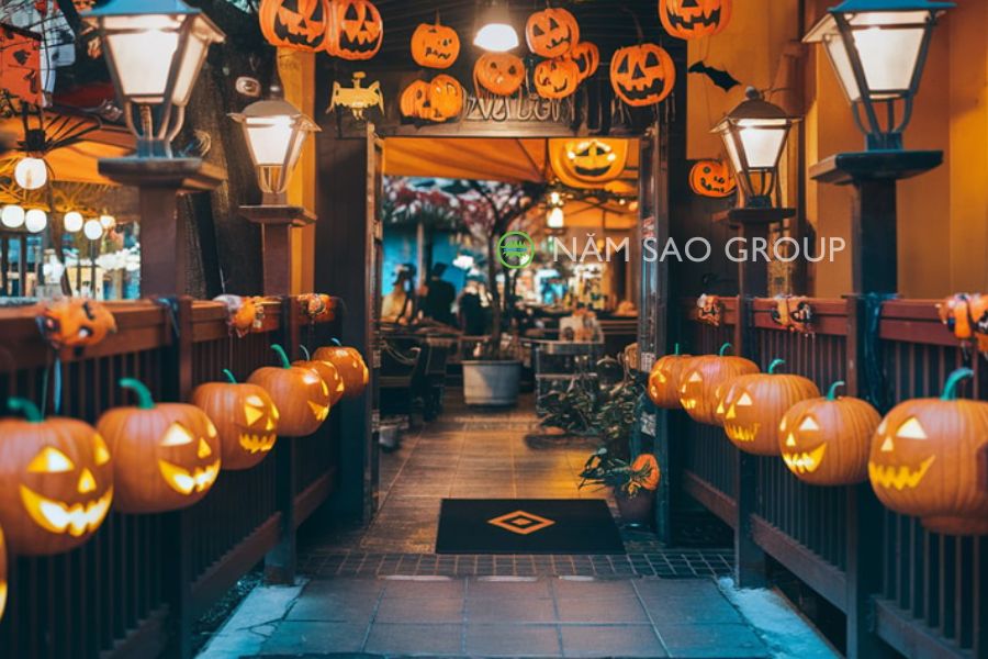 Sử dụng bí ngô và đèn lồng ma quái