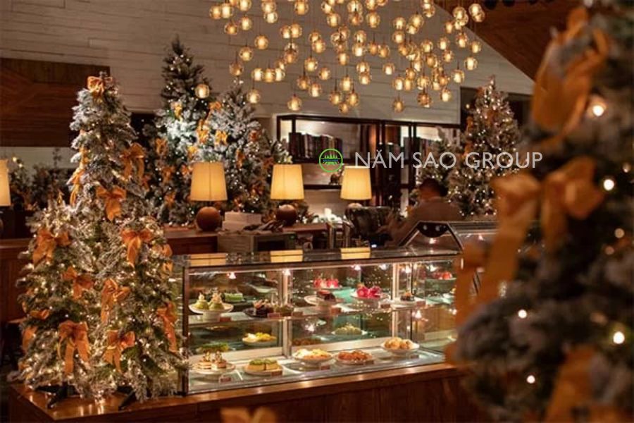 Trang trí quầy bar Noel với cây thông mini