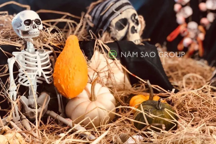 Trang trí với hộp sọ và xương giả